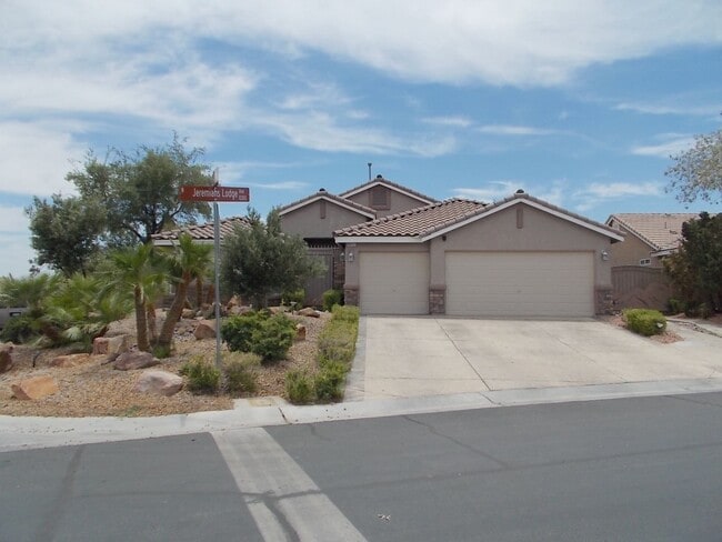 Building Photo - Stunning 4-Bedroom Ranch-Style Rental with Resort-Style Backyard!