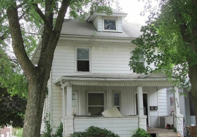 Building Photo - 832 W 1st St Unit 832 1/2 W