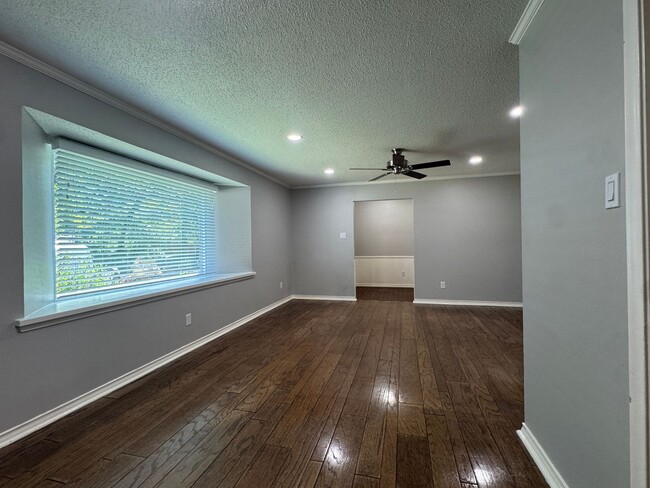 Photo - 1825 Courtney Dr