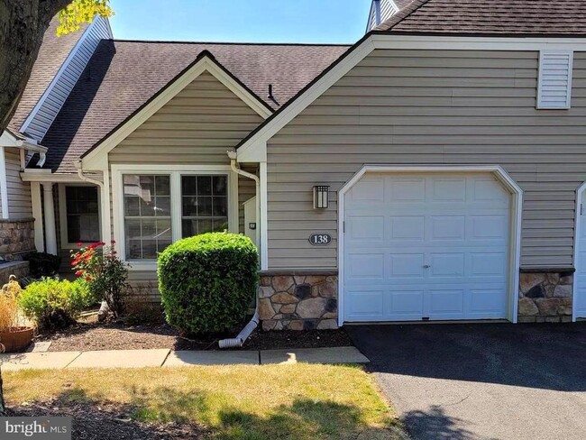 Photo - 138 Hawthorne Ct