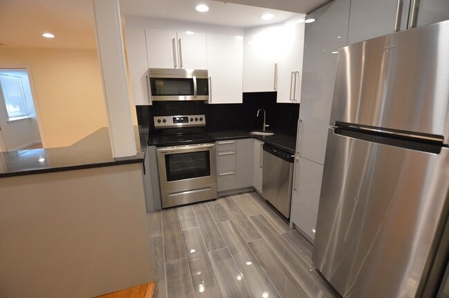 Building Photo - 1801 Beacon St Unit 2