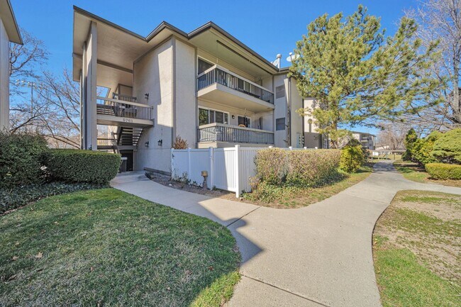 Building Photo - Ground Level 2 Bedroom 2 Bathroom Condo- Gated Murray Community