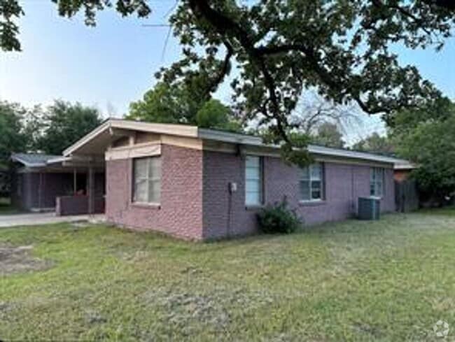 Building Photo - Walnut St Duplex Unit 101 Rental