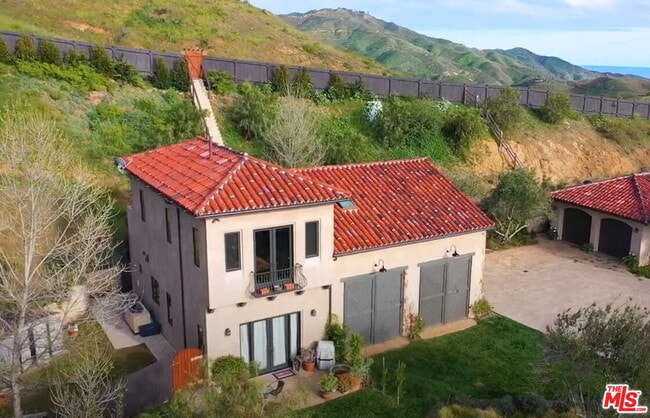 Building Photo - 33383 Mulholland Hwy Rental