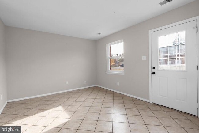 Building Photo - 45 Heritage Ct