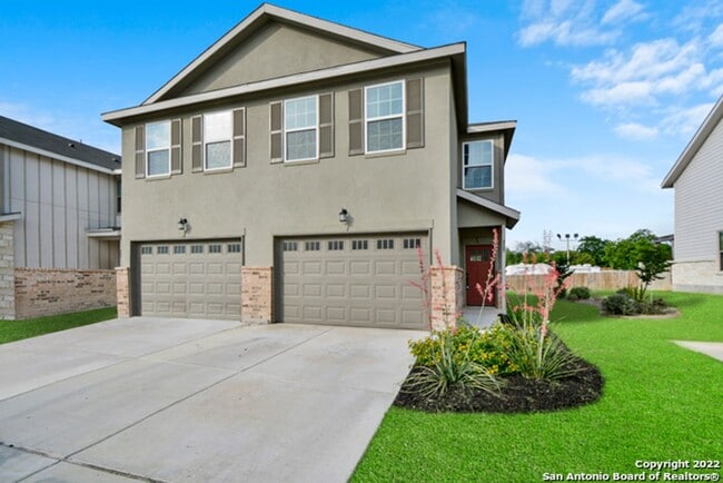 Building Photo - Stunning Duplex Located in New Braunfels, all appliances included!!