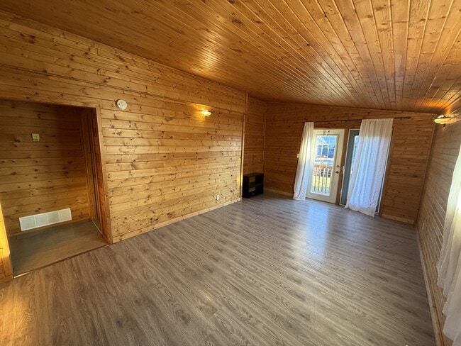 Photo - 603-610 10 St