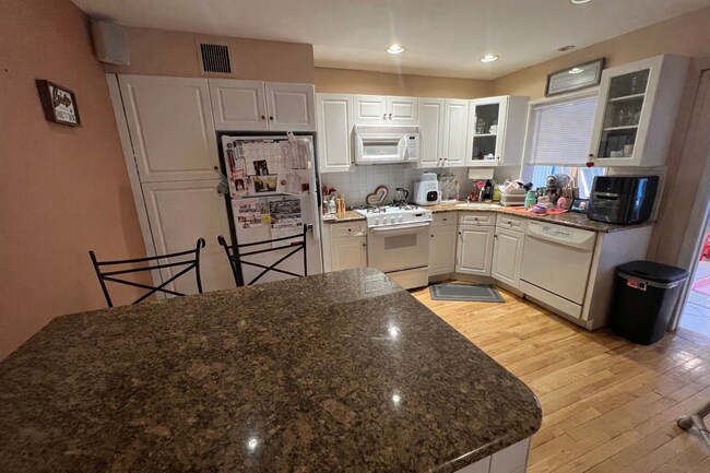 Photo - 81 Waterford Rd Unit Lower