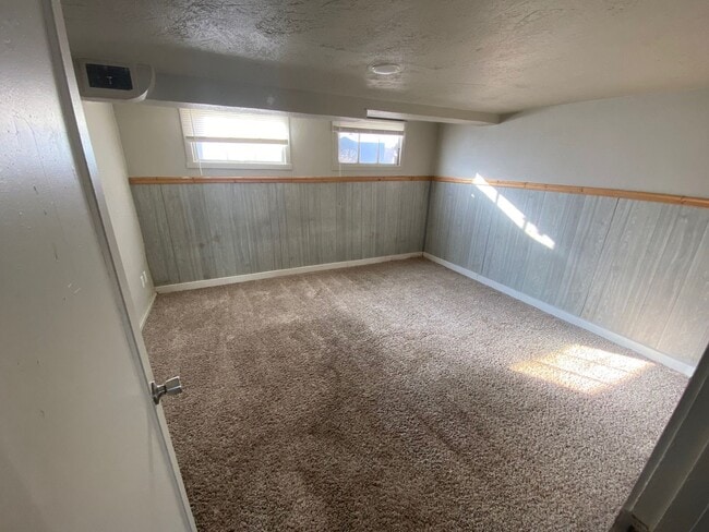 Building Photo - 140 N 200 E Unit 140 N 200 E Downstairs