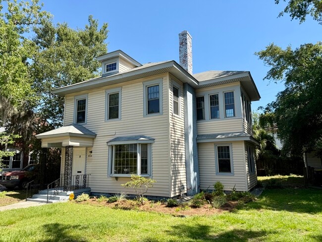 Photo - 816 Maupas Ave