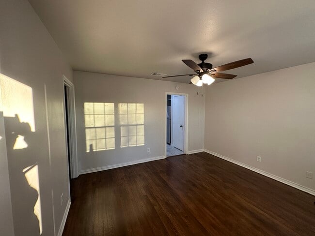 Photo - 2322 Meadow Ln