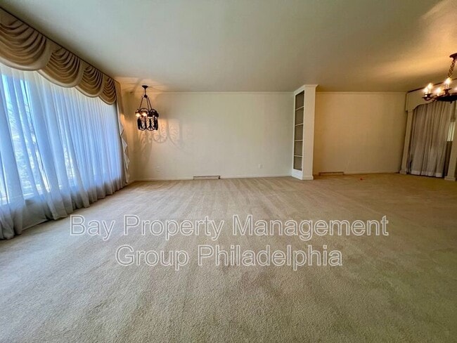 Photo - 303 Hedgerow Ln