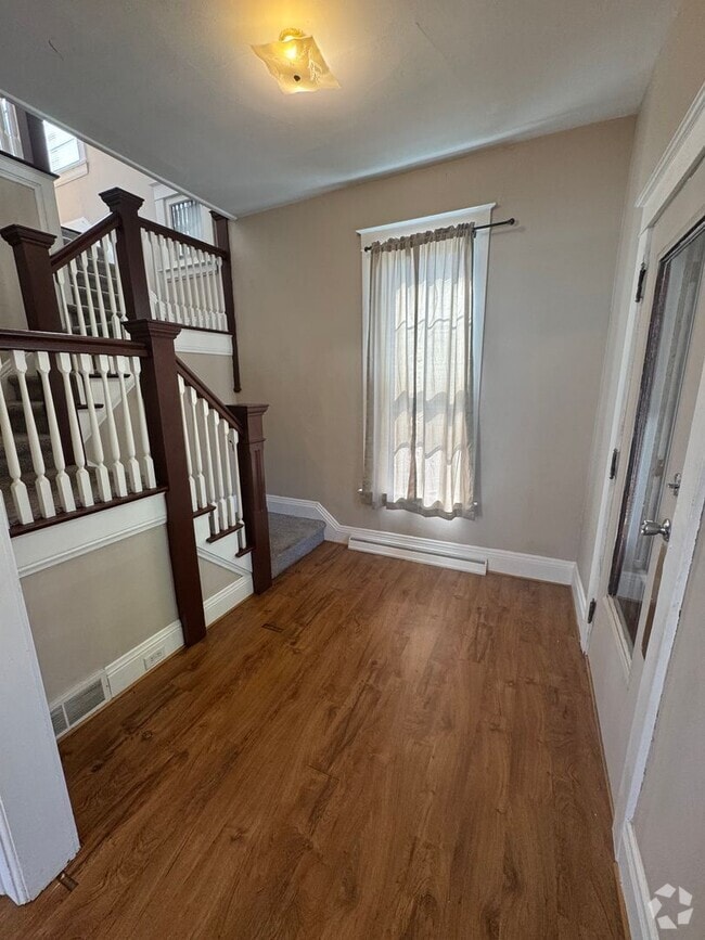 Building Photo - Beautiful 3 Bedroom 1.5 Bathroom Historic ... Rental