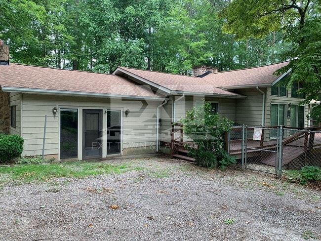 Building Photo - Lakeview Ranch Located in a Quiet Neighborhood