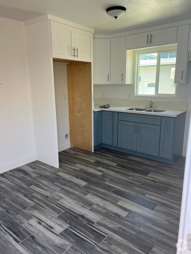 Building Photo - 817 W 101st St Rental