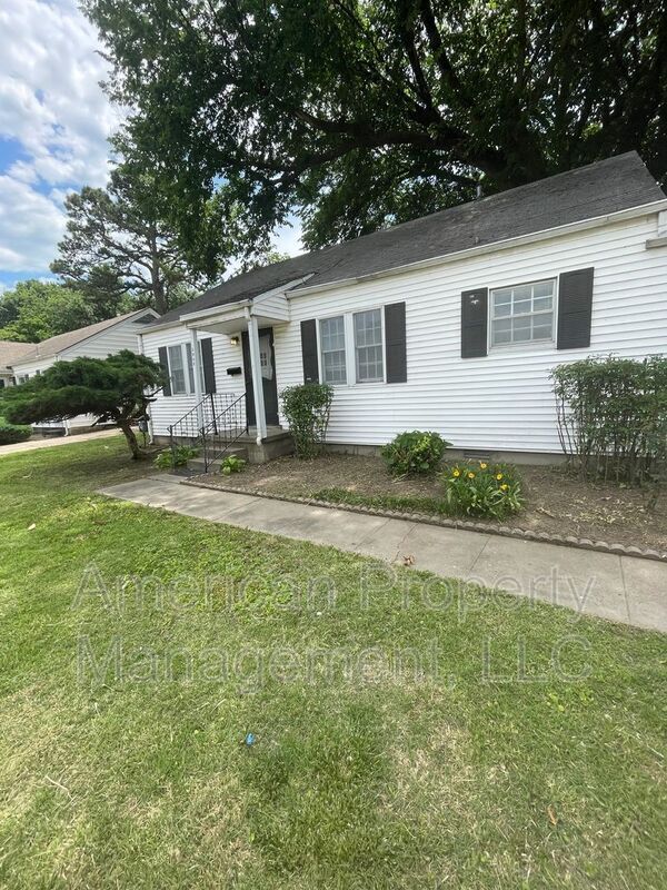 Photo - P2-1Q- 2808 E. 1st Pl.
