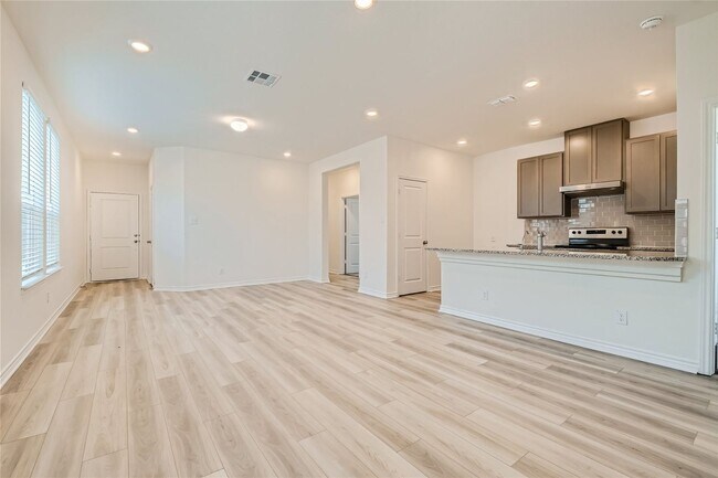 4 Bedrooms located off Hwy 90W and Grosenb... - 4 Bedrooms located off Hwy 90W and Grosenb...