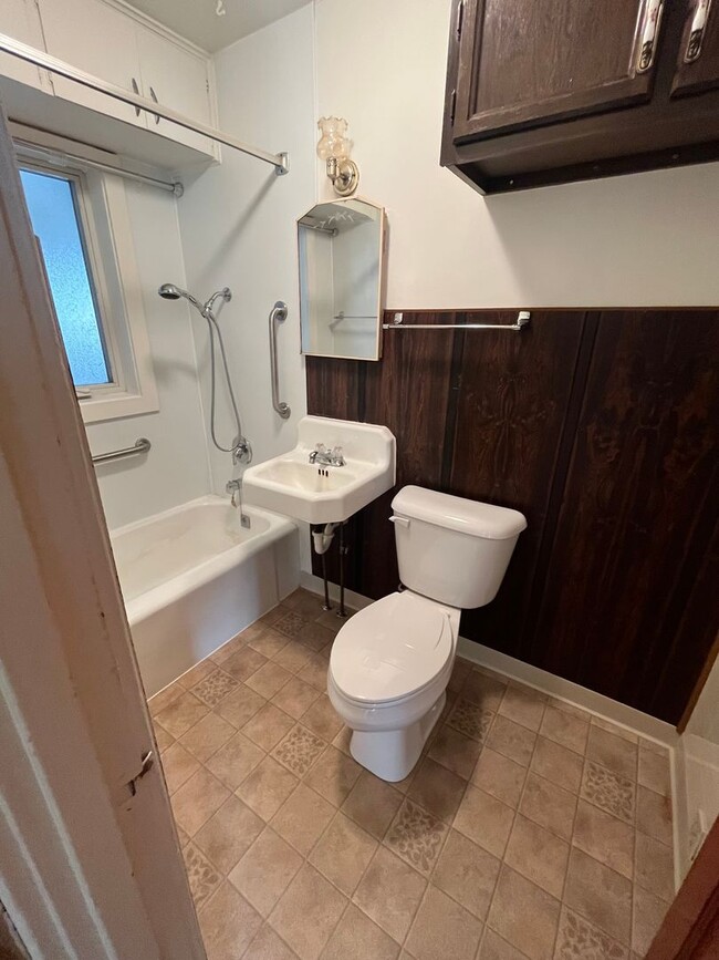 Photo - **Coming Soon Centrally Located 1 Bedroom ...