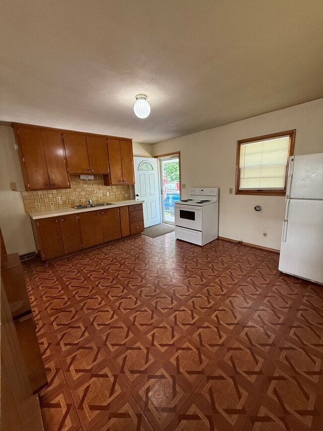 Photo - 739 Ave C