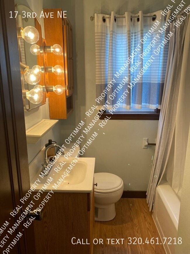 Photo - 17 3rd Ave NE
