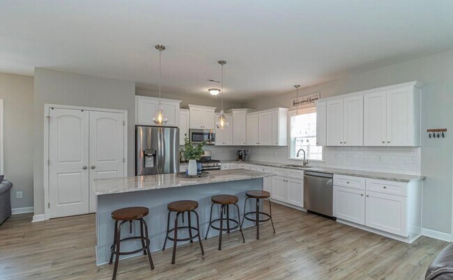 Photo - 300 Stonebridge Dr