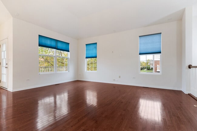 Photo - 2528 Dunraven Ave