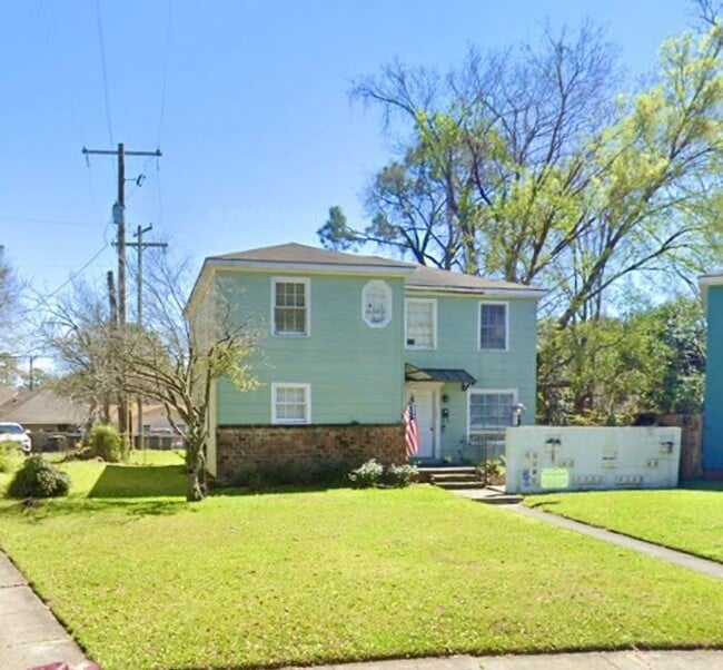 Building Photo - Great location in Garden District seconds from Downtown and LSU!