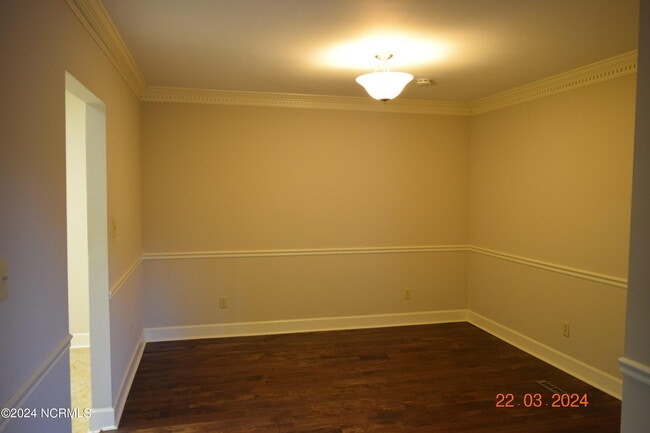 Photo - 120 Racquet Ln