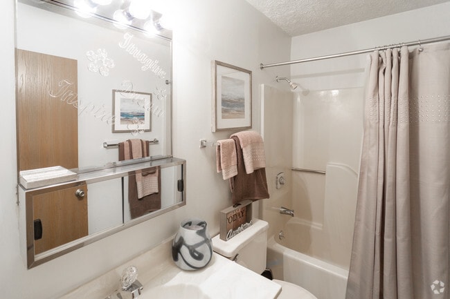 2BR, 1BA - 768 SF - Rivers Edge Apartments I & II