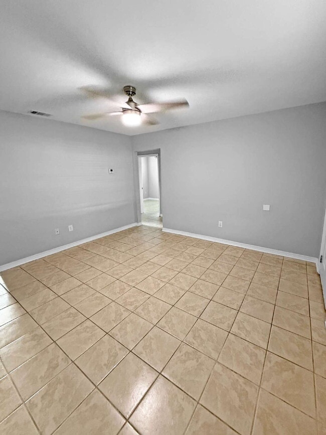 Photo - 5 Ellinor Ct Unit #B