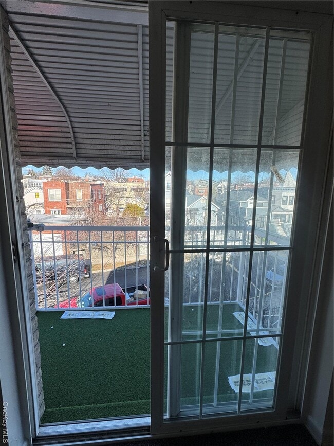 Photo - 948A Tilden St