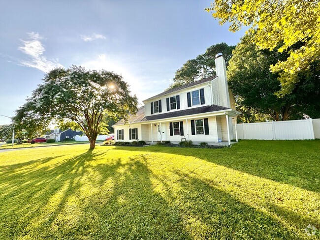 Building Photo - Beautifully updated home on large corner lot