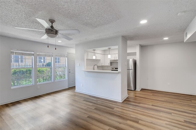 Building Photo - 800 Heights Blvd Unit 33