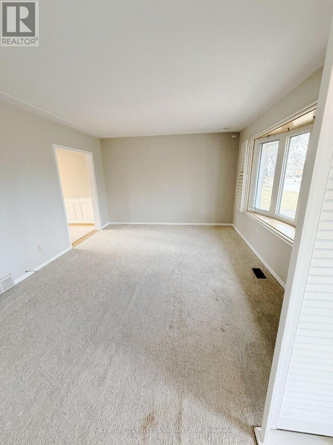 Photo - 711 Algoma Ave