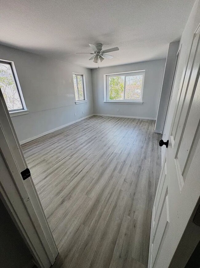 Photo - Spacious 3 Bedroom Home with Vaulted Ceilings & Fireplace
