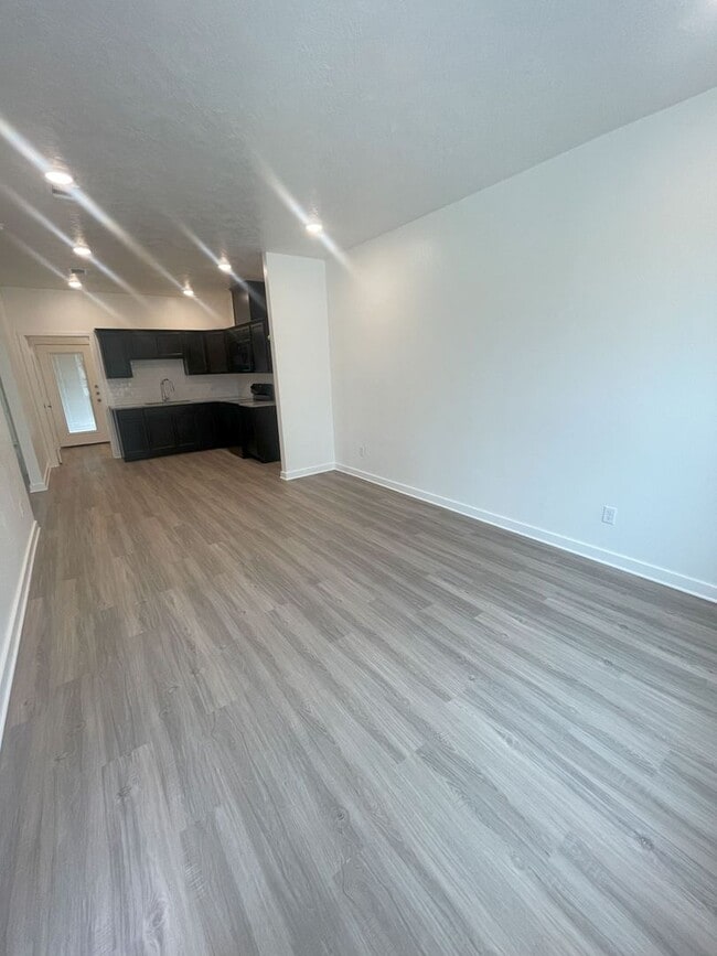 Photo - 1612 W 5th St