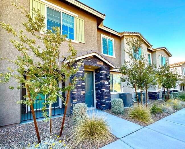 Building Photo - 2 Story Townhome with Garage off Las Vegas Blvd