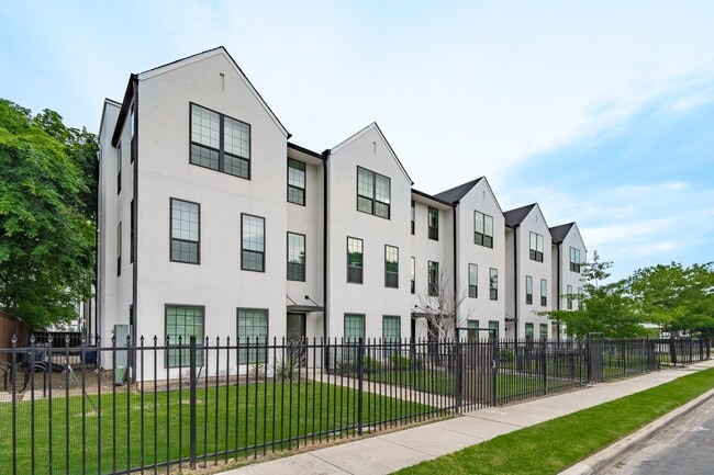 Building Photo - Gated Luxury Townhomes with yard + Roof Patio