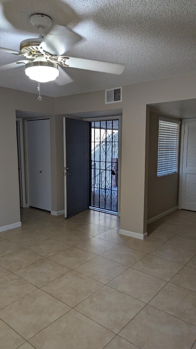 Photo - 1730 W Emelita Ave Unidad 1730 W. Emelita  #2017