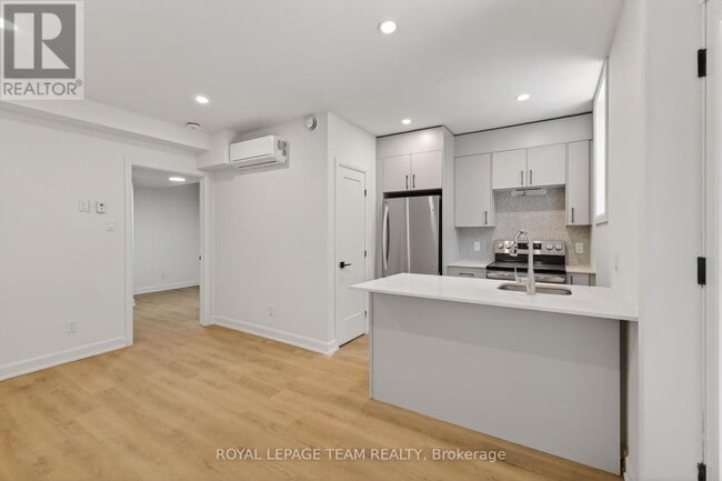Photo - 608 Tweedsmuir Ave