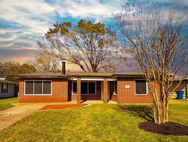 Building Photo - 1526 15th Ave N