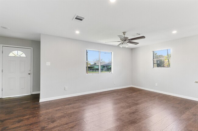 Photo - 986 Dewalt St