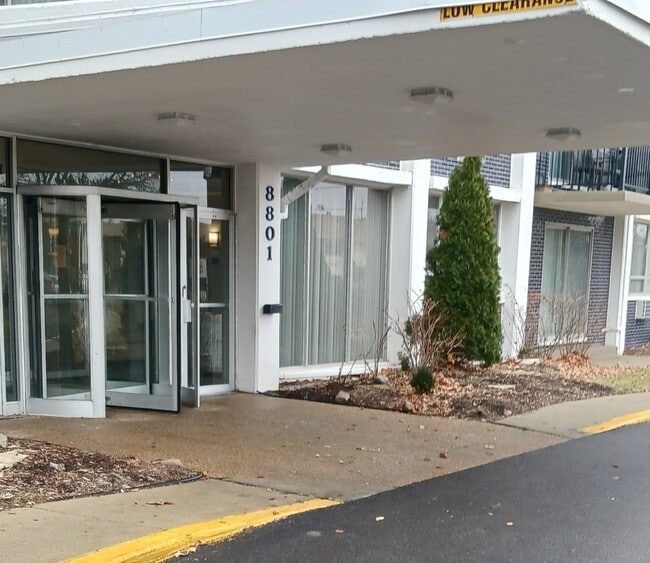 Building Photo - 8801 W Golf Rd Unit 6B