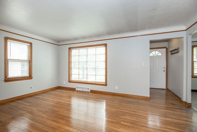 Photo - 3 Bedroom/1 bath Single House Maple Hts!!