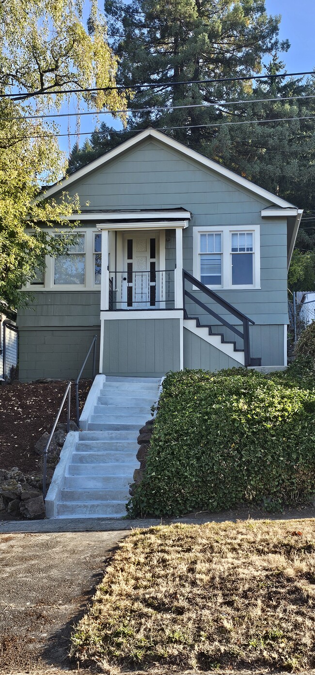 Building Photo - 482 NE Adams Ave Rental