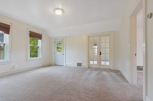 Photo - 720 W Franklin St