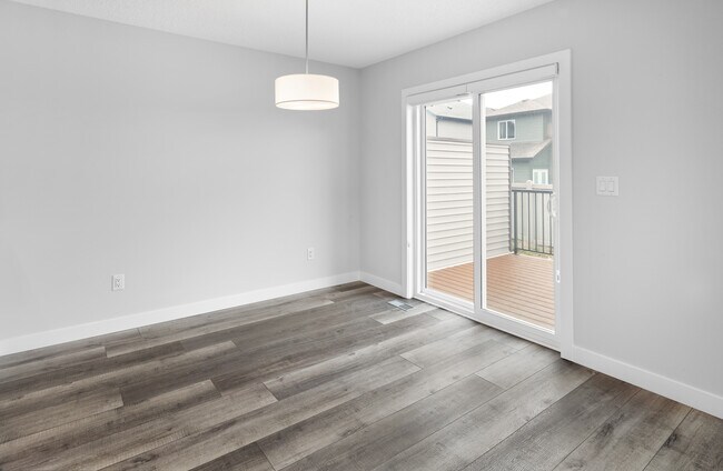 Photo - 1380 Erker Cres NW