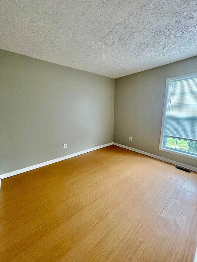 Photo - (Hold$5K)TomSadler935 Unidad A