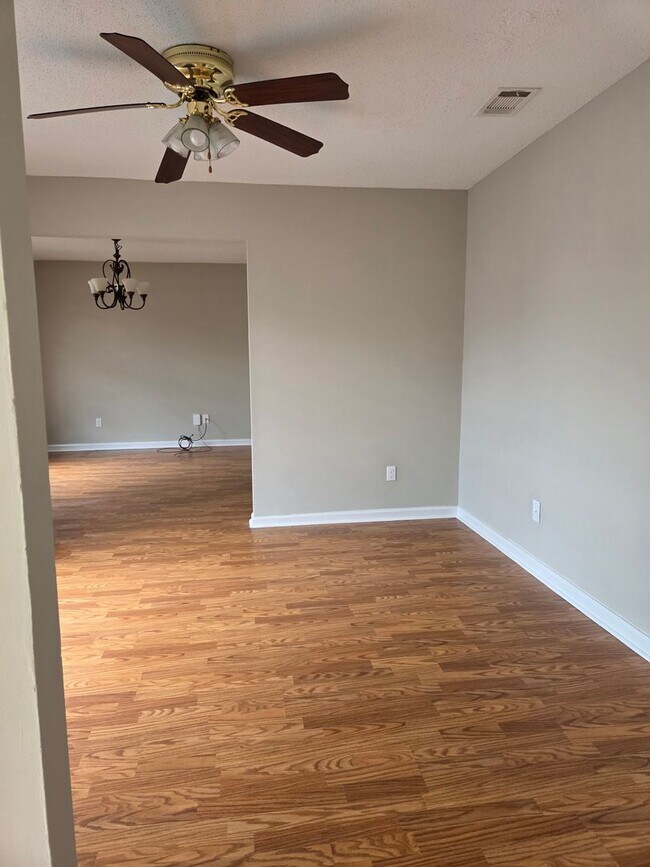 Photo - 3 Bedroom 2 bath fenced back yard in a quiet neighborhood!!