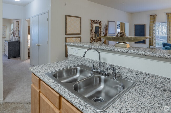 2BR, 2BA Sunroom - 1.035SF - Kitchen Island - Boltons Landing